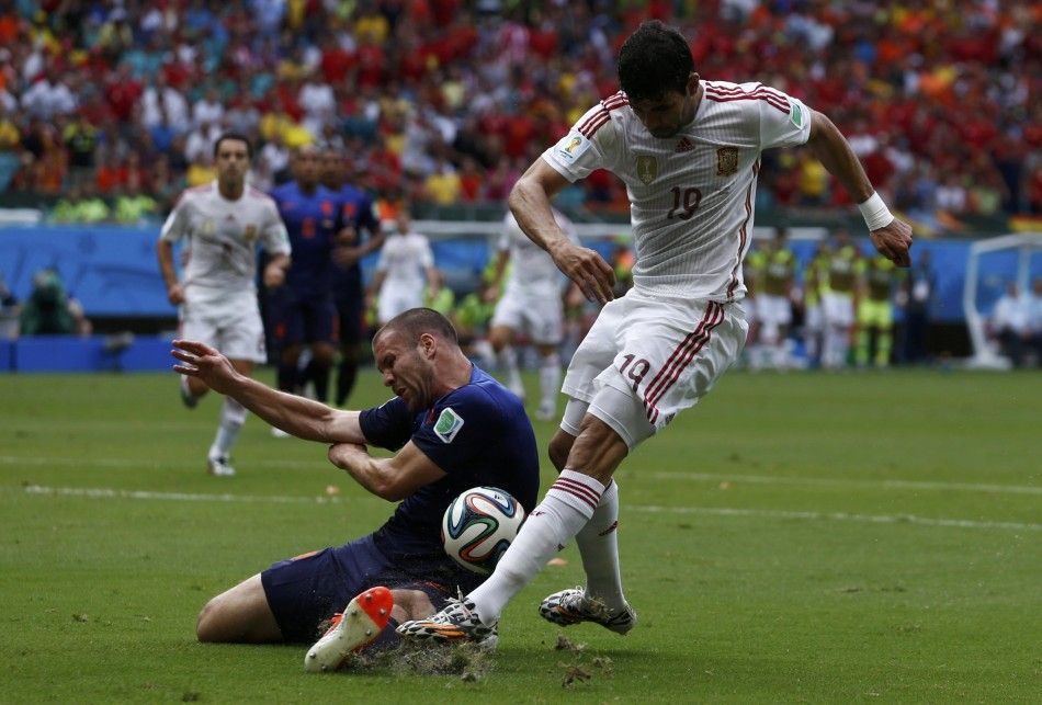 Ron Vlaar of the Netherlands L fights for the ball with Spains Diego Costa during their 2014 World Cup Group B soccer match at the Fonte Nova arena in Salvador June 13, 2014.