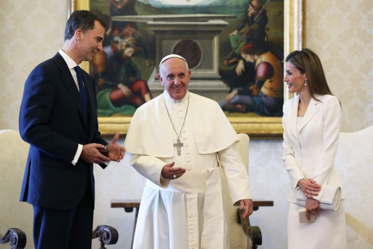 Pope Francis chats with Spain&#039;s King Felipe (L) and Queen Letizia during a private audience at the Vatican June 30, 2014. REUTERS/Alessandro Bianchi (VATICAN - Tags: RELIGION POLITICS ROYALS)