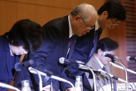 Nobel Prize-winning chemist and President of Japanese research institute RIKEN Ryoji Noyori (C) bows to apologise with other RIKEN executives during a news conference in Tokyo April 1, 2014.