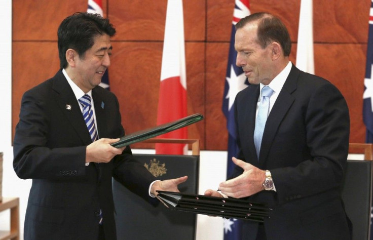 Japanese Prime Minister Shinzo Abe (L) and Australian Prime Minister Tony Abbott 