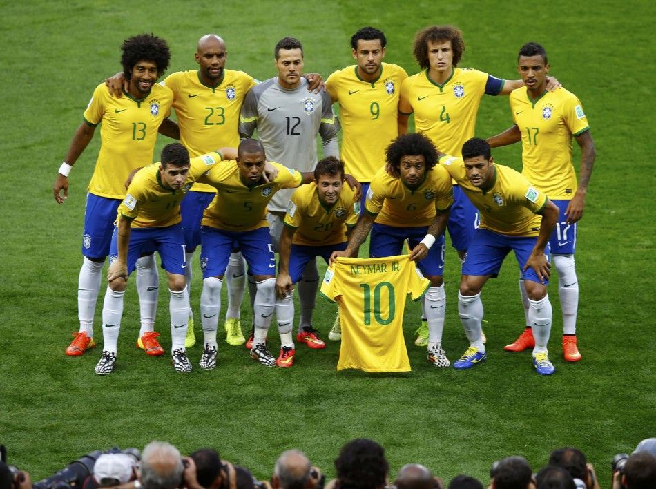 Marcelo holds the jersey of Neymar 