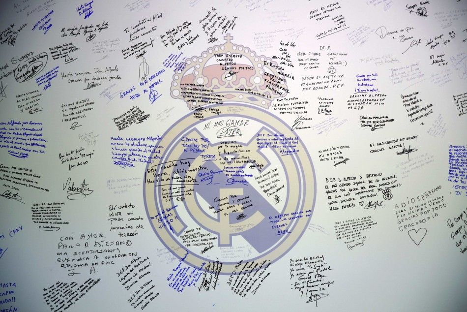 Messages in honour of former Real Madrid player Alfredo Di Stefano 