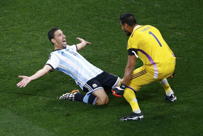 Argentina&#039;s Maxi Rodriguez celebrates with goalkeeper Sergio Romero