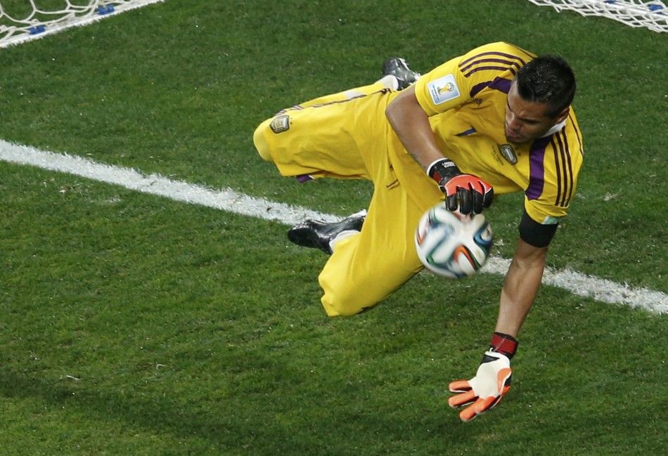 Argentinas goalkeeper Sergio Romero saves a shot 