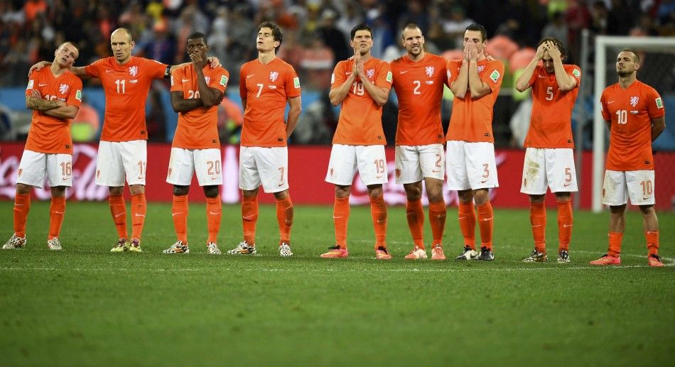 Wesley Sneijder of the Netherlands R and his teammates