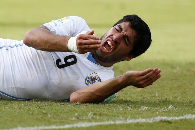 Uruguay&#039;s Luis Suarez reacts after clashing with Italy&#039;s Giorgio Chiellini during their 2014 World Cup Group D soccer match at the Dunas arena in Natal in this June 24, 2014 file photo. Suarez has finally apologised for biting Chiellini during t
