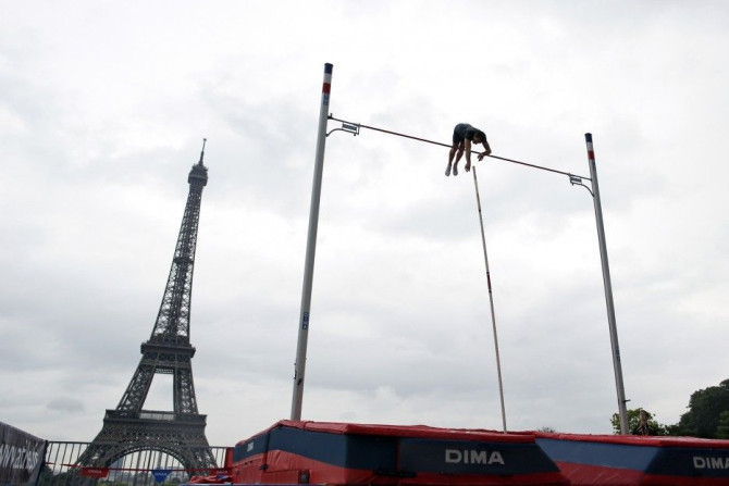 Olympic pole vault champion Renaud Lavillenie of France takes part in a men's exhibition pole vaulting competition with the Eiffel Tower in the background in Paris June 28, 2014. REUTERS/Benoit Tessier (FRANCE - Tags: SPORT ATHLETICS)