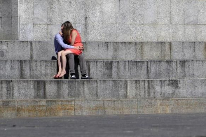 A couple share a kiss in Independence Square in central Kiev, July 24, 2012.
