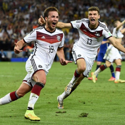 Germany&#039;s Mario Goetze (L) celebrates near teammate Thomas Mueller after scoring a goal during extra time in their 2014 World Cup final against Argentina at the Maracana stadium in Rio de Janeiro July 13, 2014.