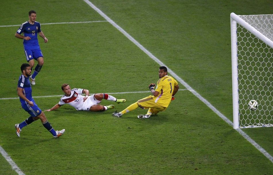 Germanys Mario Goetze 2nd R scores a goal past Argentinas Martin Demichelis L, Ezequiel Garay 2nd L and goalkeeper Sergio Romero during extra time in their 2014 World Cup final at the Maracana stadium in Rio de Janeiro July 13, 2014.