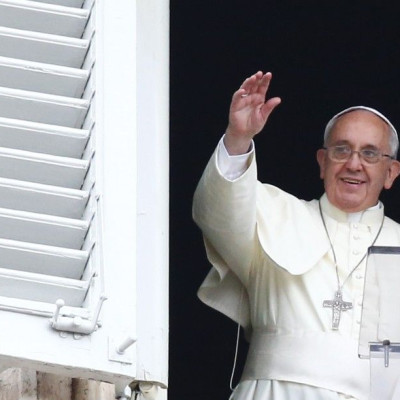 Pope Francis waves as he leads his Sunday Angelus prayer in Saint Peter&#039;s square at the Vatican