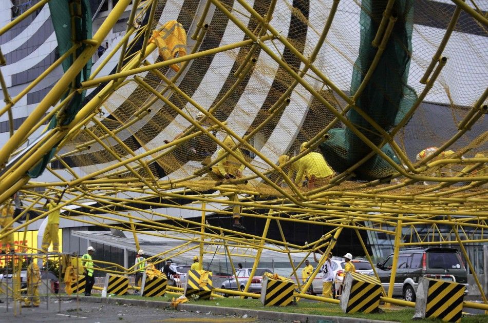 Workers dismantle a collapsed canopy at a construction site after a strong winds brought by Typhoon Rammasun battered Taguig City, south of Manila July 16, 2014. Typhoon Rammasun killed at least 10 people as it churned across the Philippines and shut down