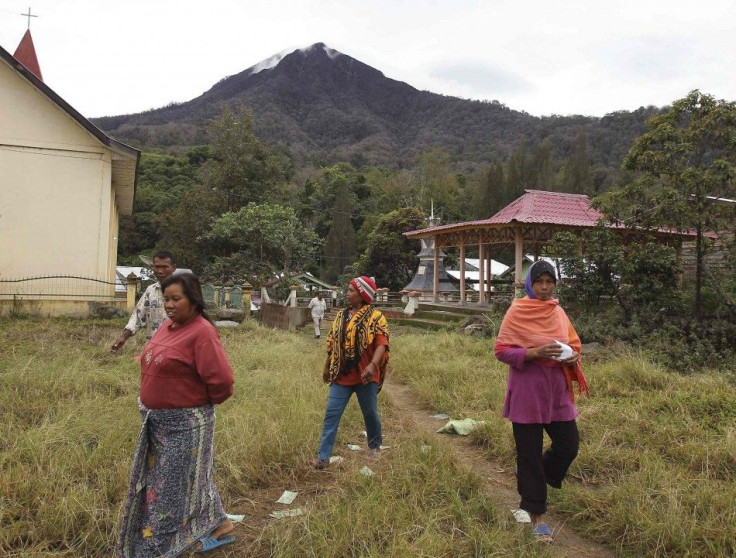 Villagers affected by the Mount Sinabung eruption earlier this year head to a polling station in Medan, Sumatra July 9, 2014. Jakarta Governor Joko &quot;Jokowi&quot; Widodo looked to be heading for a narrow victory in Indonesia&#039;s presidential electi