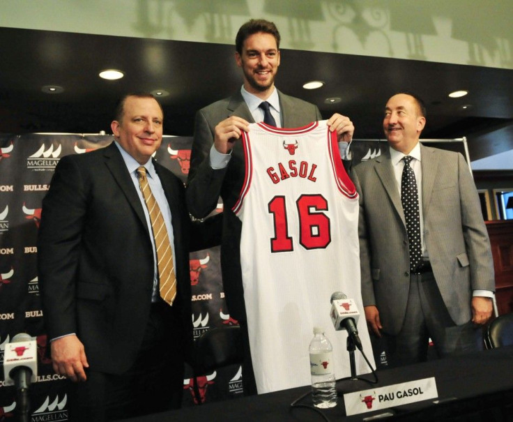 Jul 18, 2014; Chicago, IL, USA; Chicago Bulls head coach Tom Thibodeau (left) and general manager Gar Forman (right) pose for a photo with newly signed center Pau Gasol during a press conference at the United Center.