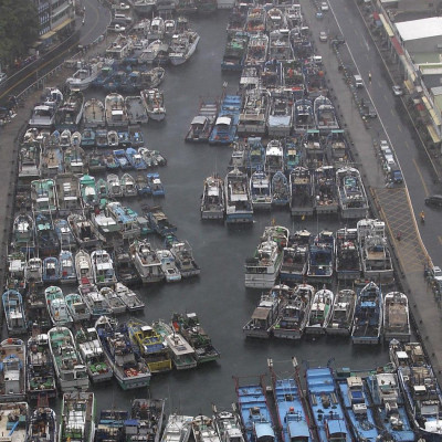 Fishing boats are docked at a harbour as Typhoon Matmo approaches the northeastern coastal town of Nanfangao in Ilan county, northern Taiwan, July 22, 2014. REUTERS/Pichi Chuang (TAIWAN - Tags: ENVIRONMENT)