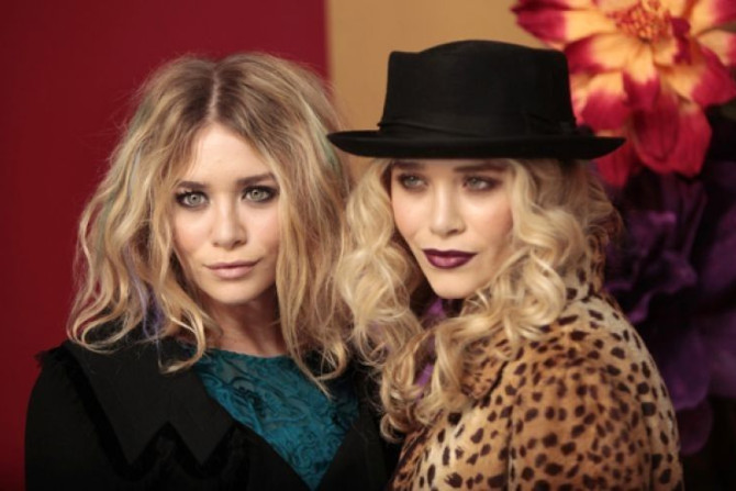 Actresses Ashley Olsen (L) and Mary-Kate Olsen arrive for a Museum of Modern Art tribute to director Tim Burton in New York November 17, 2009