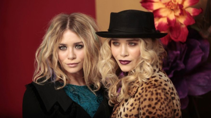 Actresses Ashley Olsen (L) and Mary-Kate Olsen arrive for a Museum of Modern Art tribute to director Tim Burton in New York November 17, 2009