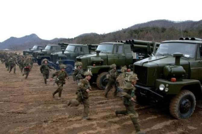 North Korean soldiers run as they attend military training in an undisclosed location in this picture released by the North&#039;s official KCNA news agency, March 11, 2013.