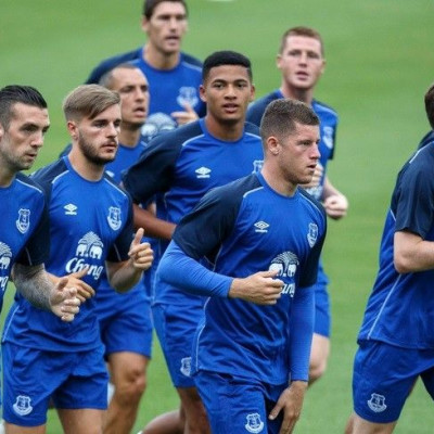 Everton&#039;s Ross Barkley (C) jogs with his teammates during a practice session ahead of Sunday&#039;s soccer friendly against Leicester City at the National Stadium in Bangkok July 26, 2014.