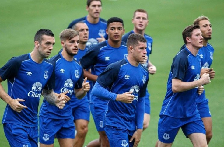 Everton&#039;s Ross Barkley (C) jogs with his teammates during a practice session ahead of Sunday&#039;s soccer friendly against Leicester City at the National Stadium in Bangkok July 26, 2014.