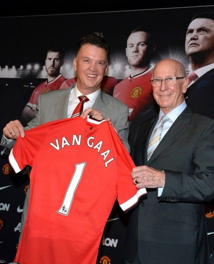 New Manchester United manager Louis Van Gaal (L) poses for pictures with club director Bobby Charlton during a news conference at the club&#039;s Old Trafford Stadium in Manchester, northern England, July 17, 2014.