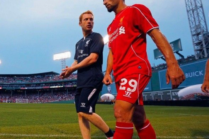 Liverpool&#039;s Fabio Borini (R) leaves the field after being injured during their international friendly soccer match against AS Roma at Fenway Park in Boston, Massachusetts July 23, 2014. Fenway Park is the home of the MLB baseball team the Boston Red 