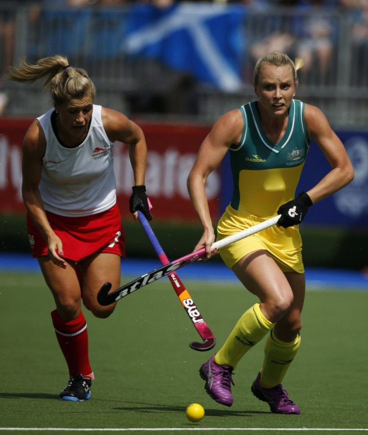 England&#039;s Georgie Twigg (L) and Australia&#039;s Jane Claxton compete for the ball during their hockey match at the 2014 Commonwealth Games in Glasgow, Scotland, July 28, 2014. R