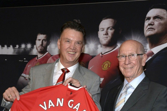 New Manchester United manager Louis Van Gaal (L) poses for pictures with club director Bobby Charlton during a news conference at the club&#039;s Old Trafford Stadium in Manchester, northern England, July 17, 2014.