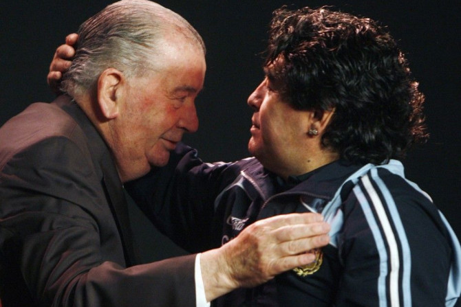 Argentina&#039;s former soccer player Diego Maradona (R) embraces Argentina Football Association (AFA) President Julio Grondona at AFA&#039;s headquarters in Ezeiza, on the outskirts of Buenos Aires, in this August 20, 2009 file photo. Grondona, who was F