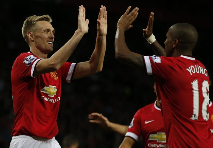 Manchester United&#039;s Darren Fletcher (L) celebrates his goal against Valencia with teammate Ashley Young during their friendly soccer match at Old Trafford in Manchester, northern England August 12, 2014.