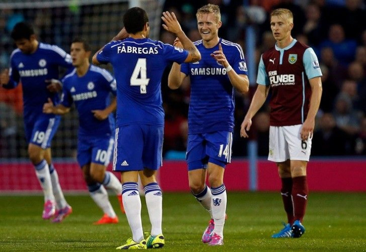 Chelsea&#039;s Andre Schurrle (2nd R) celebrates his goal against Burnley with teammate Cesc Fabregas during their English Premier League soccer match at Turf Moor in Burnley, northern England August 18, 2014.