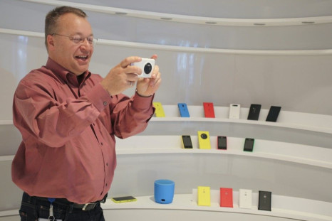 Nokia Chief Executive Stephen Elop demonstrates the camera technology of the company&#039;s latest high-end smartphone, the Lumia 1020