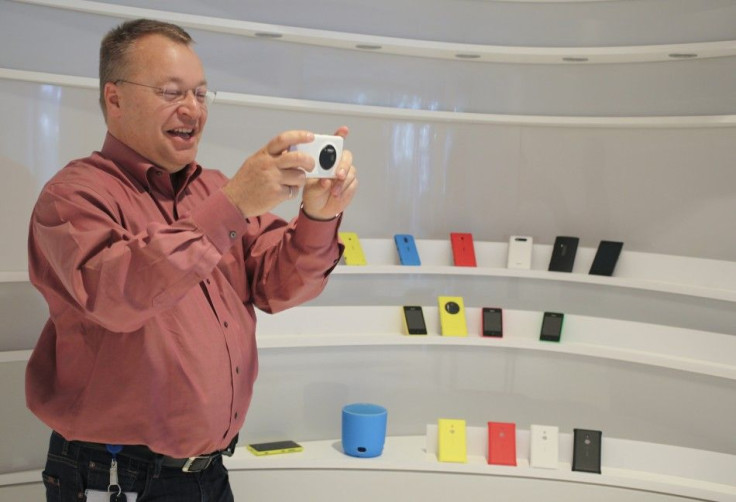 Nokia Chief Executive Stephen Elop demonstrates the camera technology of the company&#039;s latest high-end smartphone, the Lumia 1020