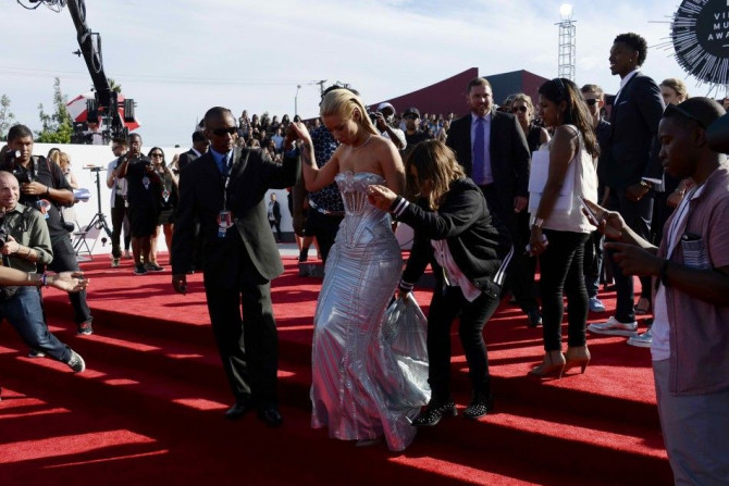 Iggy Azalea arrives at the 2014 MTV Music Video Awards in Inglewood, California August 24, 2014. REUTERS/Kevork Djansezian