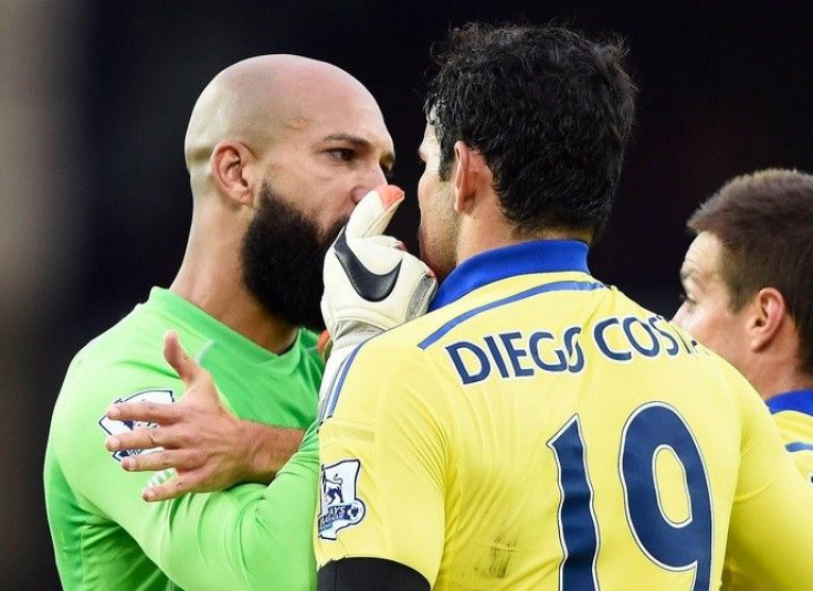 Everton&#039;s goalkeeper Tim Howard (L) argues with Chelsea&#039;s Diego Costa after Chelsea scored a goal during their English Premier League soccer match at Goodison Park in Liverpool, northern England August 30, 2014.
