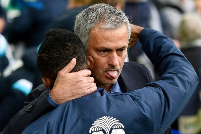 Chelsea&#039;s manager Jose Mourinho (R) embraces Everton&#039;s Samuel Eto&#039;o before their English Premier League soccer match at Goodison Park in Liverpool, northern England August 30, 2014.