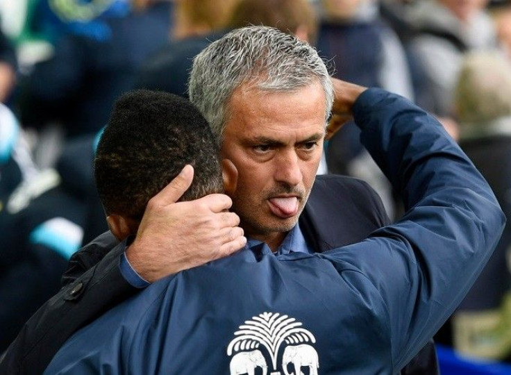 Chelsea&#039;s manager Jose Mourinho (R) embraces Everton&#039;s Samuel Eto&#039;o before their English Premier League soccer match at Goodison Park in Liverpool, northern England August 30, 2014.