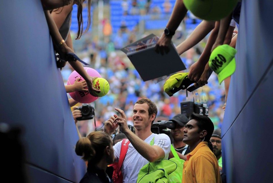 Andy Murray of Britain signs autographs after defeating Andrey Kuznetsov of Russia at the 2014 U.S. Open tennis tournament in New York, August 30, 2014. REUTERSEduardo Munoz