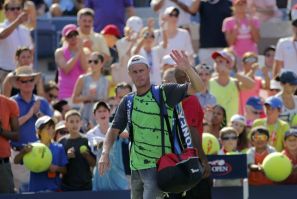 Lleyton Hewitt of Australia waves after being defeated by Tomas Berdych of the Czech Republic in their match at the 2014 U.S. Open tennis tournament in New York, August 27, 2014. REUTERS/Eduardo Munoz