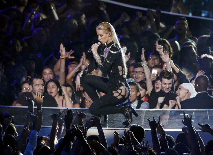 Iggy Azalea performs &quot;Black Widow&quot; during the 2014 MTV Video Music Awards in Inglewood, California August 24, 2014. REUTERS/Lucy Nicholson