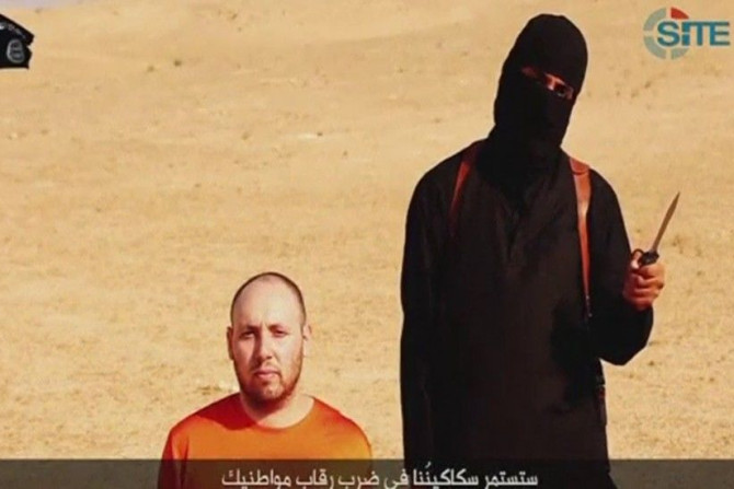 Still image from video of Sotloff kneeling next to a masked Islamic State fighter