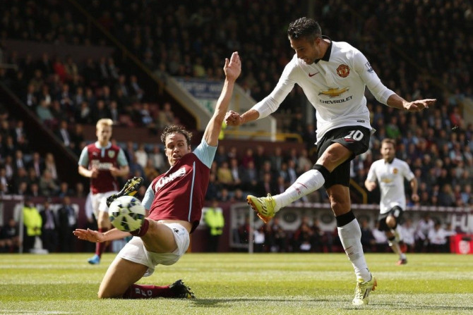 Manchester United's Robin van Persie (R) is challenged by Burnley's Michael Duff during their English Premier League soccer match at Turf Moor in Burnley, northern England August 30, 2014. REUTERS/Andrew Yates