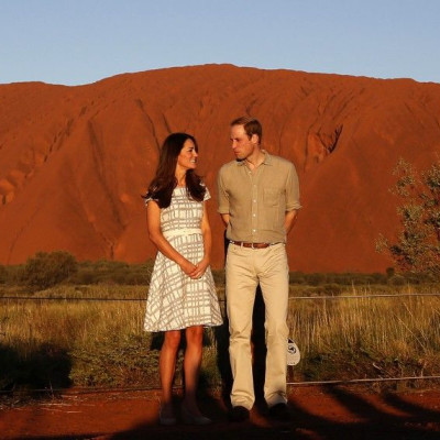 Britain&#039;s Prince William and his wife Catherine, Duchess of Cambridge, pose in front of Uluru, also known as Ayers Rock, April 22, 2014. Britain&#039;s Prince William, his wife Kate and their son Prince George are on a three-week tour of New Zealand 