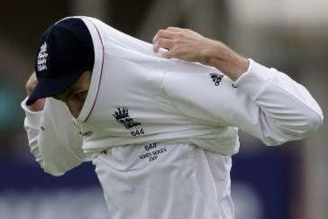 England&#039;s Graham Onions puts on his pullover
