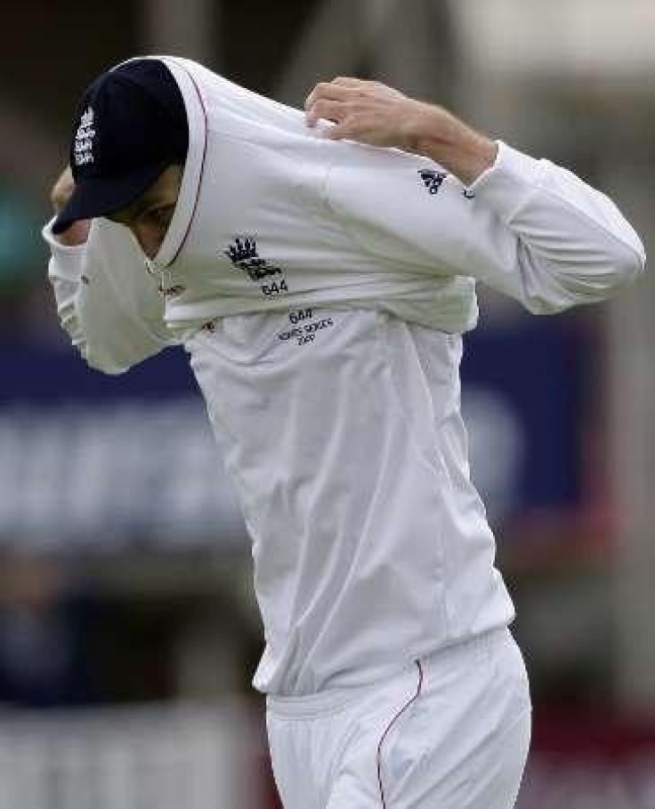 England&#039;s Graham Onions puts on his pullover