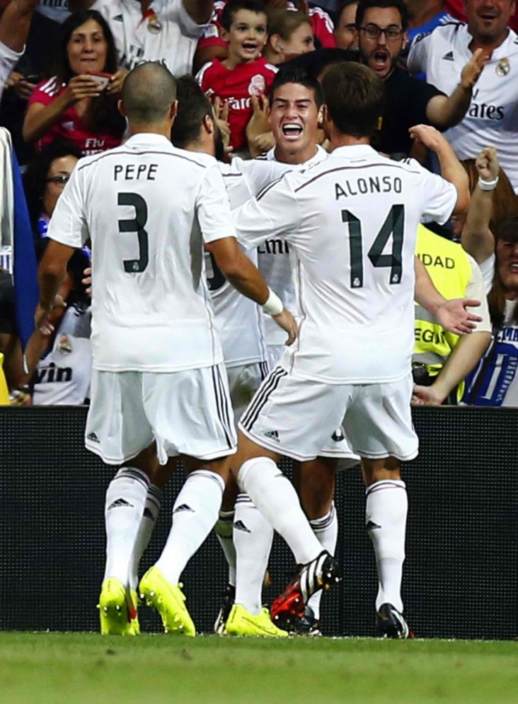 Real Madrid&#039;s James Rodriguez (C) is congratulated by teammates after scoring a goal against Atletico Madrid during their Spanish Super Cup first leg soccer match at Santiago Bernabeu stadium in Madrid August 20, 2014. REUTERS/Sergio Perez