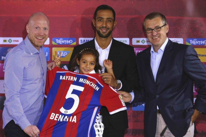 Bayern Munich's new player Mehdi Benatia poses with his daughter Lina, club's sporting director Matthias Sammer (L) and CFO Jan-Christian Dreesen (R) after a news conference at Bayern Munich's headquarters in Munich, August 28, 2014.