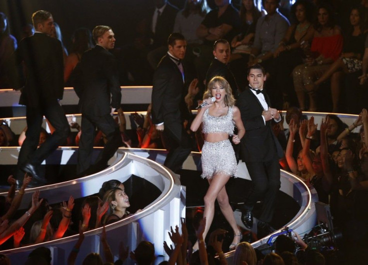 Taylor Swift performs &quot;Shake It Off&quot; on stage during the 2014 MTV Video Music Awards in Inglewood, California August 24, 2014.