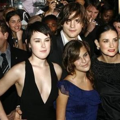 Actors Ashton Kutcher (2nd R) and Demi Moore (R) pose with their children Rumer Willis (L) and Scout LaRue Willis at the film premiere of &#039;&#039;Live Free or Die Hard&#039;&#039; in New York