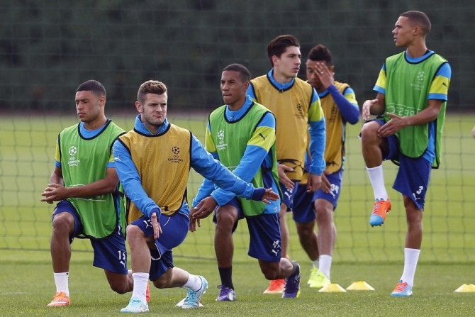 Arsenal&#039;s Jack Wilshere (2nd L) warms up with teammates during a training session at their training facility in London Colney, north of London, September 15, 2014. Arsenal are due to play Borussia Dortmund in a Champions League Group D soccer match o